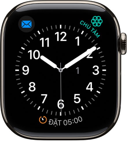 Mặt đồng hồ Tiện ích, nơi bạn có thể điều chỉnh màu của kim giây cũng như điều chỉnh cách đánh số và chi tiết của mặt số. Ba tổ hợp xuất hiện: Nhạc ở trên cùng bên trái, Chú tâm ở trên cùng bên phải và Bài tập ở dưới cùng.