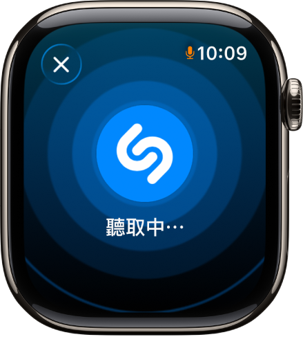 畫面顯示「音樂辨識」辨識出的歌曲標題和藝人。播放按鈕位於右下角。