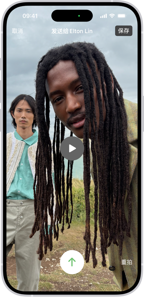 给未接听你来电的用户发送已录制视频信息的屏幕。左上方是“取消”按钮。右上方是“保存”按钮，可将视频信息保存至“照片”。屏幕中间是“播放”按钮，可让你在发送前预览视频信息。底部是“发送”按钮和“重拍”按钮。