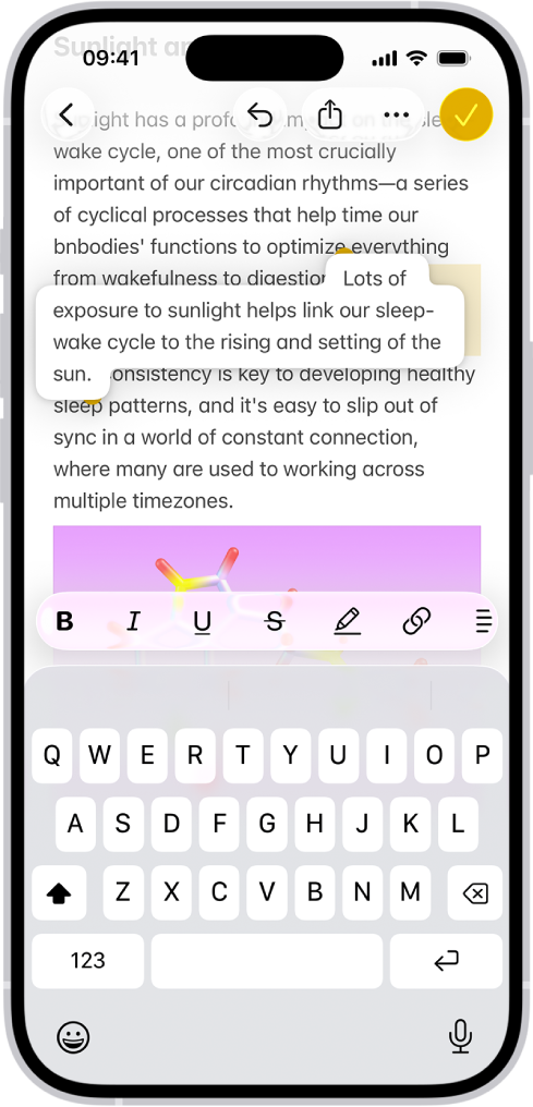 “备忘录” App 中打开的文稿。屏幕键盘位于屏幕下半部分。所选文本在文稿内浮起,以移到新位置。