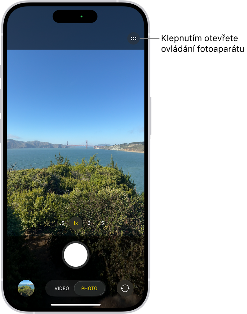 Na displeji je otevřená aplikace Fotoaparát v režimu Foto. V pravém horním rohu je vidět ovládací tlačítka fotoaparátu. V levém dolním rohu se nachází tlačítko Prohlížeč obrázků a videí. Dole uprostřed je umístěné tlačítko Pořídit snímek a vpravo dole tlačítko přepínače fotoaparátů přepnuté na zadní fotoaparát.