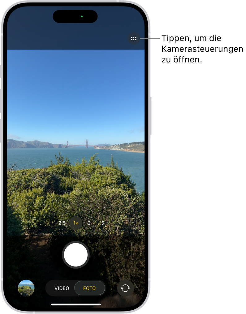 Die App „Kamera“ ist im Modus „Foto“ geöffnet. Rechts oben ist die Taste „Kamerasteuerung“ zu sehen. Die Taste für die Foto- und Videoübersicht befindet sich unten links. In der Mitte unten befindet sich die Taste „Bild aufnehmen“ und die Taste für die Auswahl der rückseitigen Kamera befindet sich unten rechts.