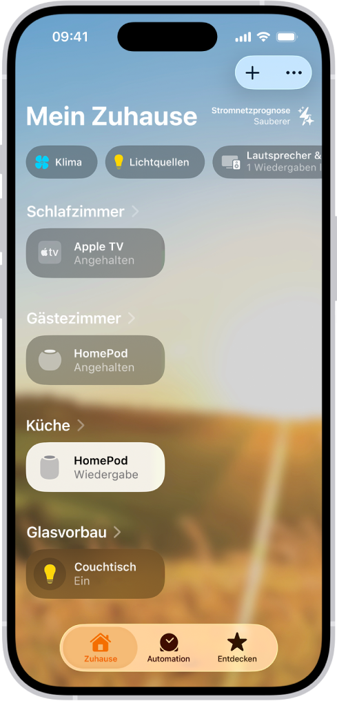 Auf dem Tab „Zuhause“ sind von oben nach unten vier Kategorien, zwei Szenen, drei Kameraansichten und der Status eines Raums zu sehen. Unten auf dem Bildschirm sind die Tabs „Zuhause“ (ist ausgewählt), „Automation“ und „Entdecken“.