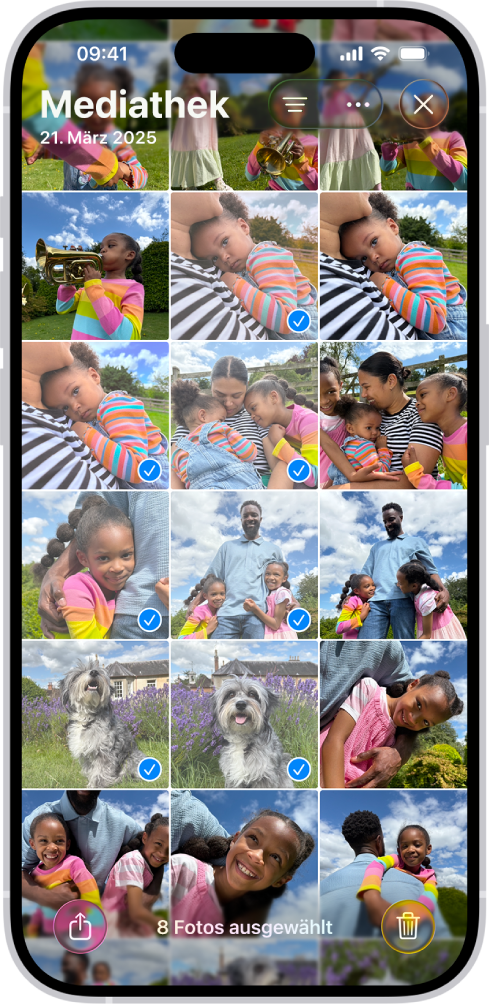 Der iPhone-Bildschirm mit einem Fotoraster und einigen ausgewählten Fotos. Unten auf dem Bildschirm werden die Tasten „Teilen“ und „Löschen“ angezeigt.