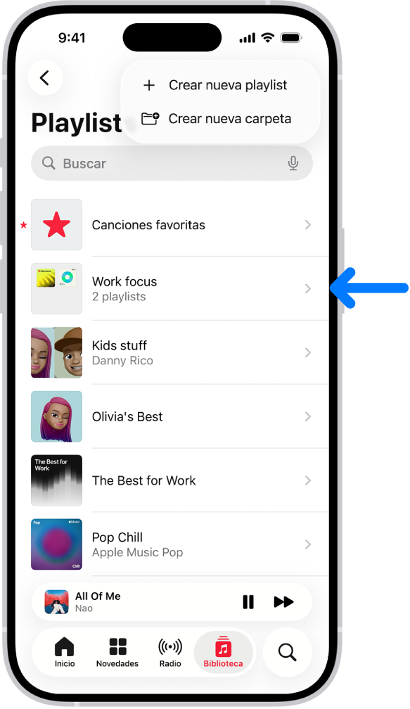 La pestaña Biblioteca mostrando la lista de playlists. En la parte superior hay botones para crear una nueva playlist o crear una carpeta nueva. Una flecha azul apunta a una carpeta de playlists llamada Concentración para trabajar.