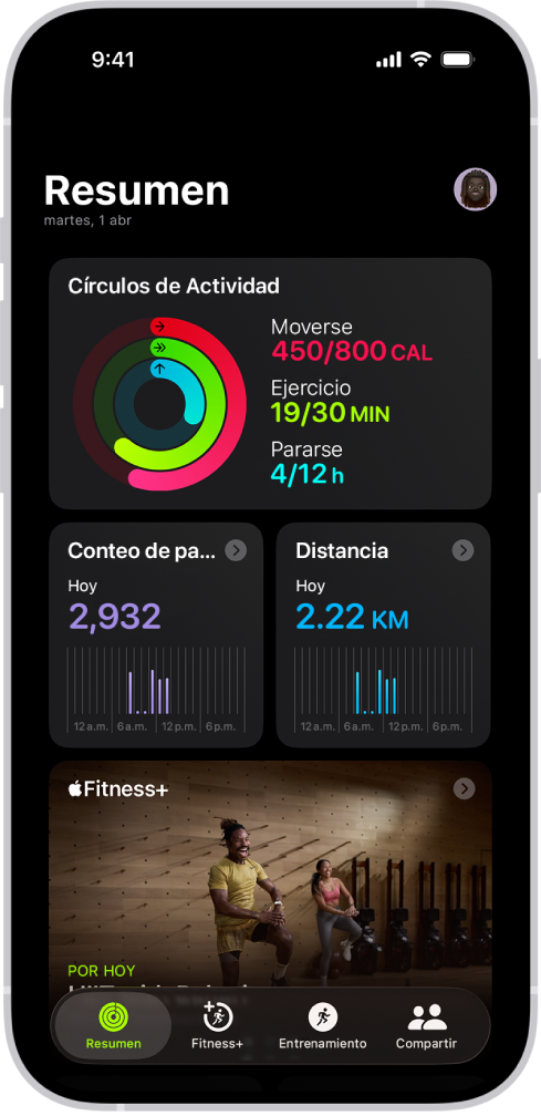 La pantalla Resumen de la app Fitness mostrando los círculos de actividad, el conteo de pasos, la distancia caminada y las áreas de Apple Fitness+.