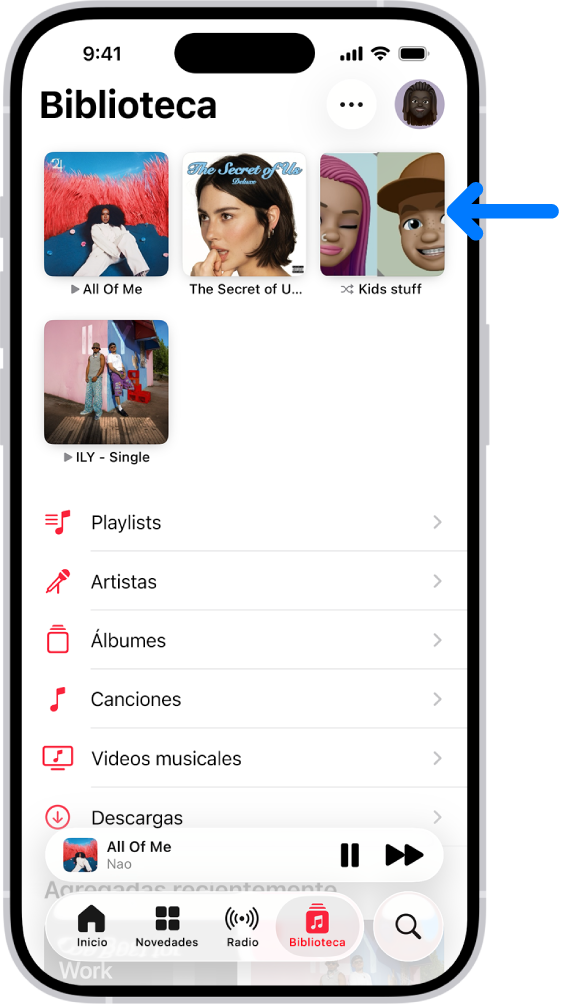 La pestaña Biblioteca con una flecha que señala los elementos destacados, como una canción, un álbum y una playlist, en la parte superior.