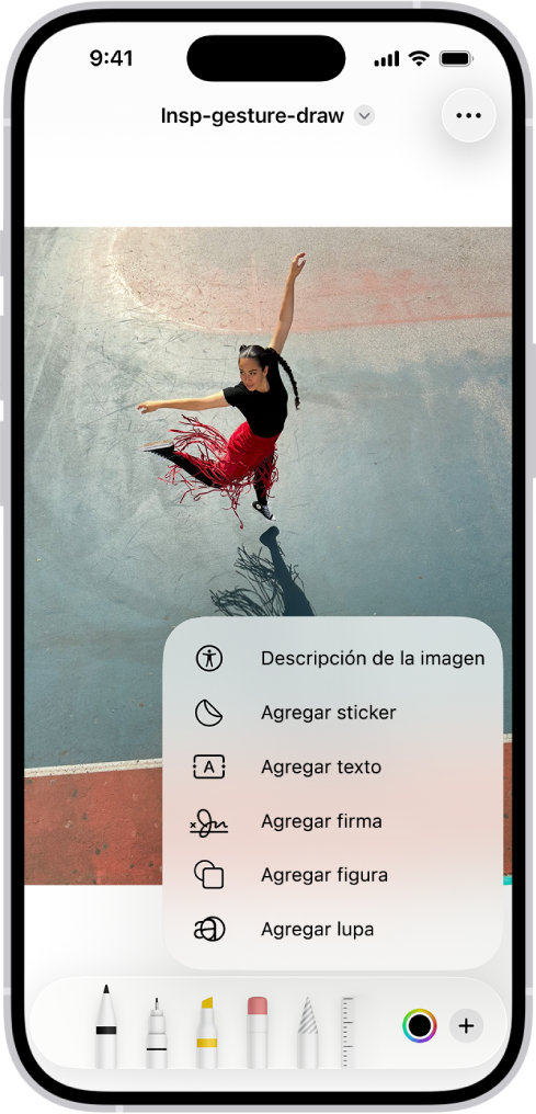 En la app Notas, la barra de herramientas de Marcado está en la parte inferior de una nota, y se selecciona el botón Agregar en la esquina inferior derecha de la pantalla. En el menú Agregar, están disponibles las siguientes opciones: Agregar sticker, Agregar texto, Agregar firma y Agregar figura.