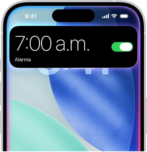 La pantalla de un iPhone con una respuesta de Siri en la parte superior en forma de una alarma activándose.