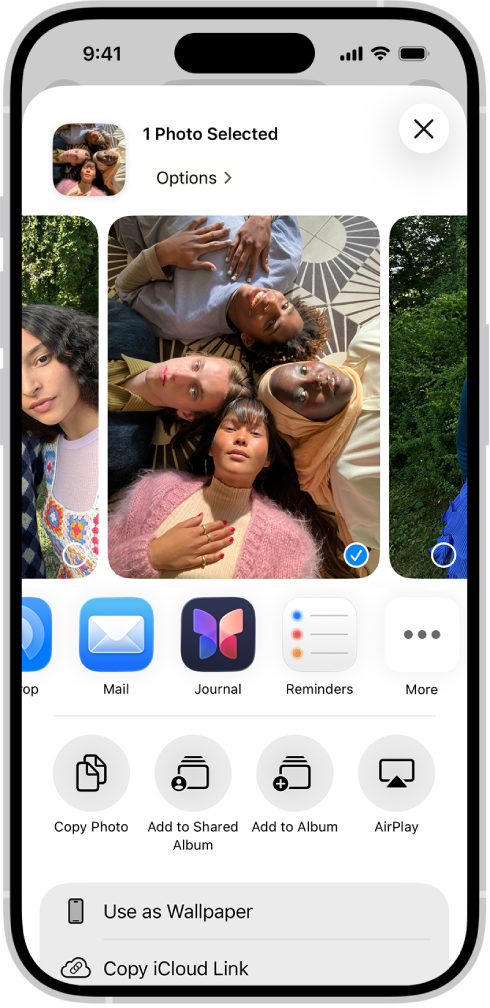 Pantalla para compartir una foto con las opciones para compartir inmediatamente debajo de la foto abierta, incluido el botón Más para editar las opciones para compartir.