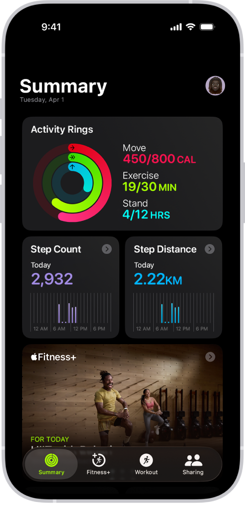 Pantalla Resumen de la app Fitness con las áreas “Anillos de actividad”, “Número de pasos”, “Distancia de los pasos” y Apple Fitness+.