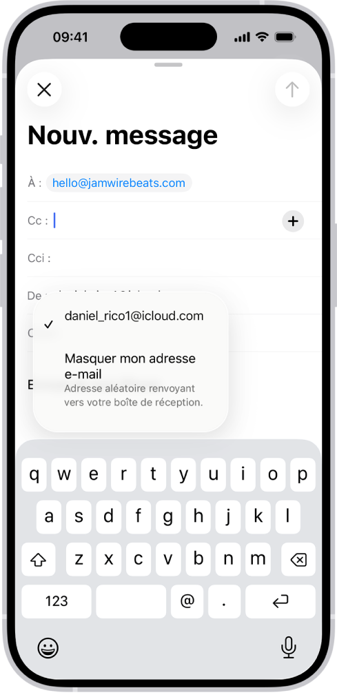 Un brouillon d’e-mail en cours d’écriture. Le champ De est sélectionné avec deux options indiquées en dessous : une adresse e-mail personnelle et « Masquer mon adresse e-mail ».