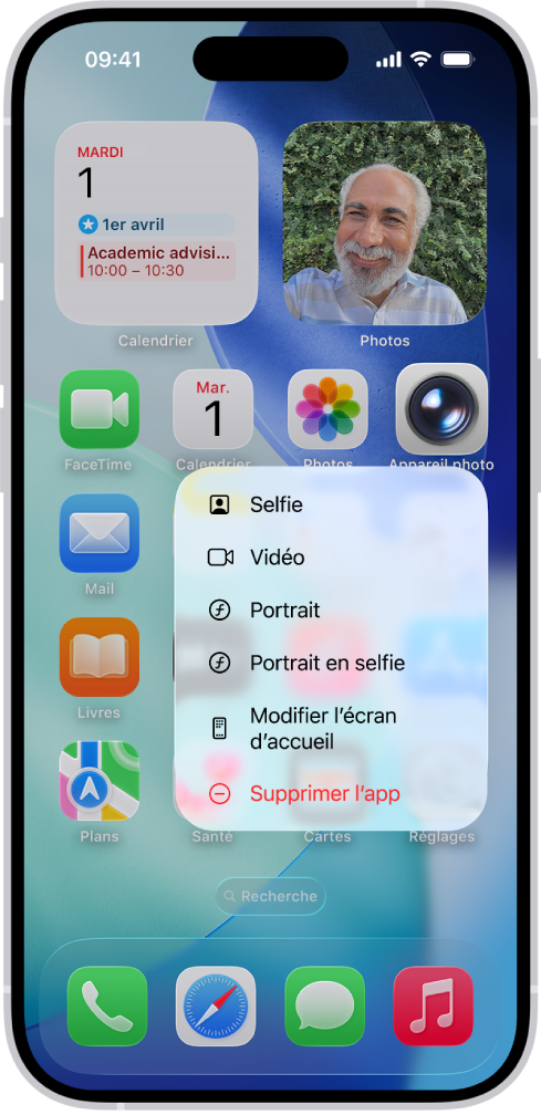 Un écran d’accueil flouté, avec le menu des actions rapides de l’appareil photo s’affichant sous l’icône de l’app Appareil photo.