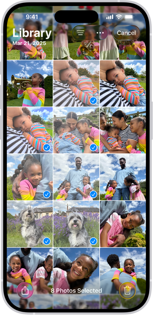 Layar iPhone dipenuhi dengan grid foto, beberapa di antaranya dipilih. Di bagian bawah layar terdapat tombol Bagikan dan Hapus.