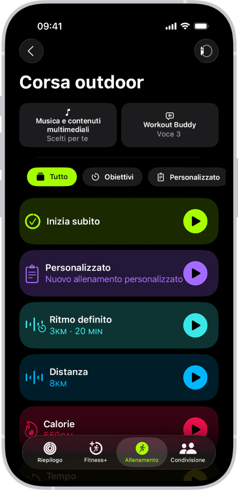 La schermata Allenamento di Fitness che mostra i dettagli di una corsa outdoor. Sotto “Corsa outdoor” sono presenti le opzioni per scegliere i contenuti multimediali e configurare Workout Buddy. Al centro, dall’alto verso il basso, sono presenti le opzioni per iniziare un allenamento, per gli allenamenti personalizzati o a ritmo definito e per gli allenamenti con obiettivi di distanza e calorie.