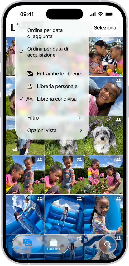 Una libreria di foto condivisa di iCloud nell’app Foto. Il pulsante “Libreria condivisa” è selezionato nell’angolo in basso a sinistra in un elenco di opzioni. Tutte le foto mostrate nella libreria presentano il badge della libreria condivisa nell’angolo in alto a destra.