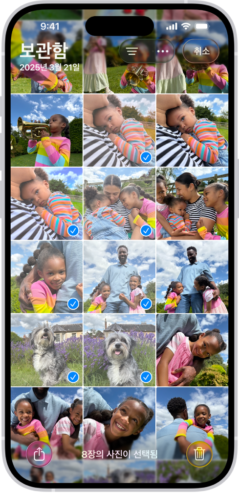 iPhone 화면이 사진 격자로 채워져 있으며 그중 일부가 선택됨. 화면 하단에 공유 및 삭제 버튼이 있음.