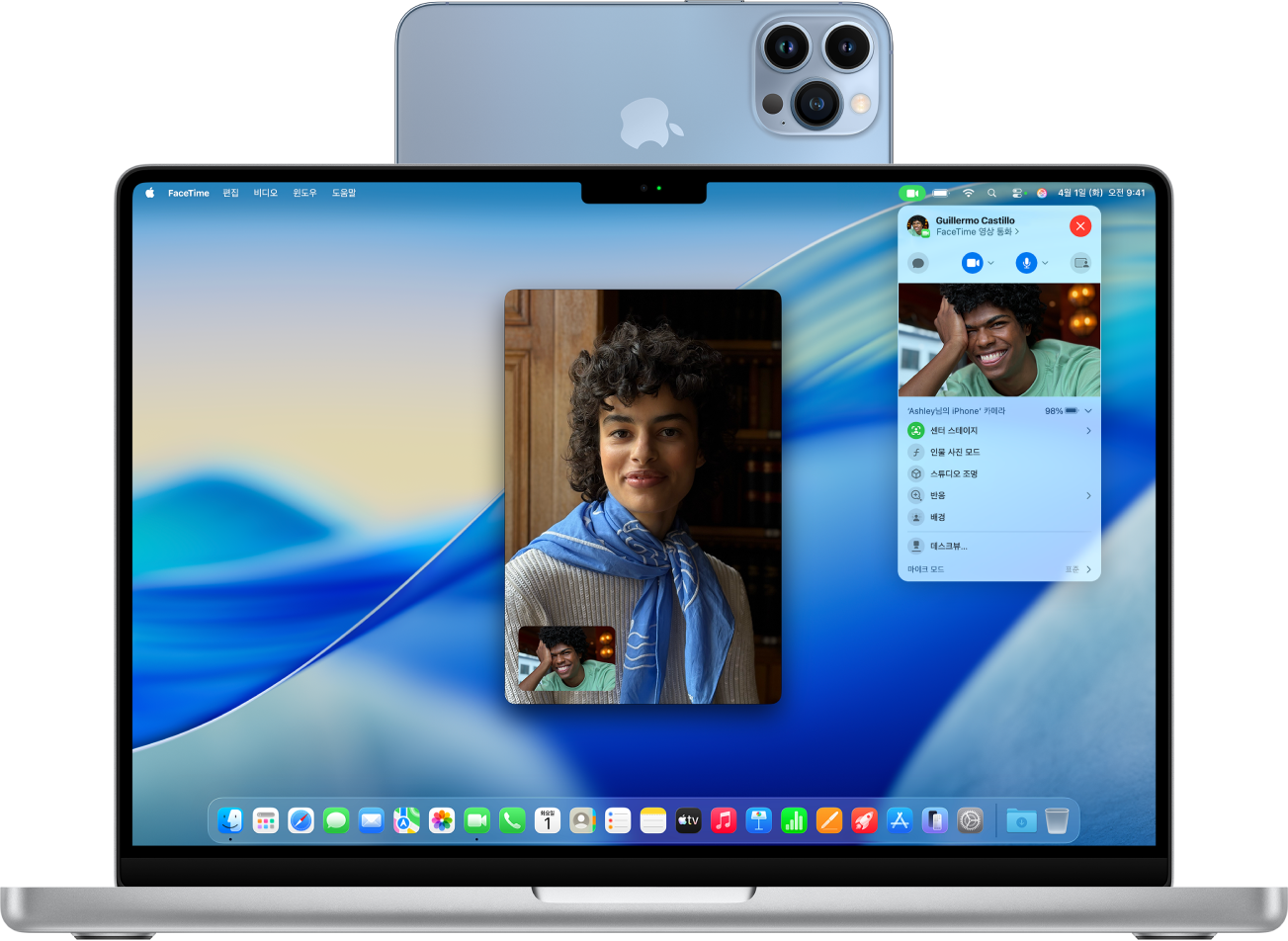 iPhone을 웹캠으로 사용하고 있으며 FaceTime 대화가 표시된 MacBook Pro.