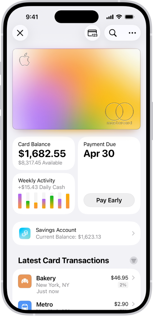 오른쪽 상단에 더 보기 버튼이 표시된 지갑의 Apple Card. 카드 이미지 아래에는 카드 잔액, 주간 활동, 결제 버튼이 있음. 하단에 예금 계좌의 현재 잔액과 최신 카드 거래 내역이 있음.