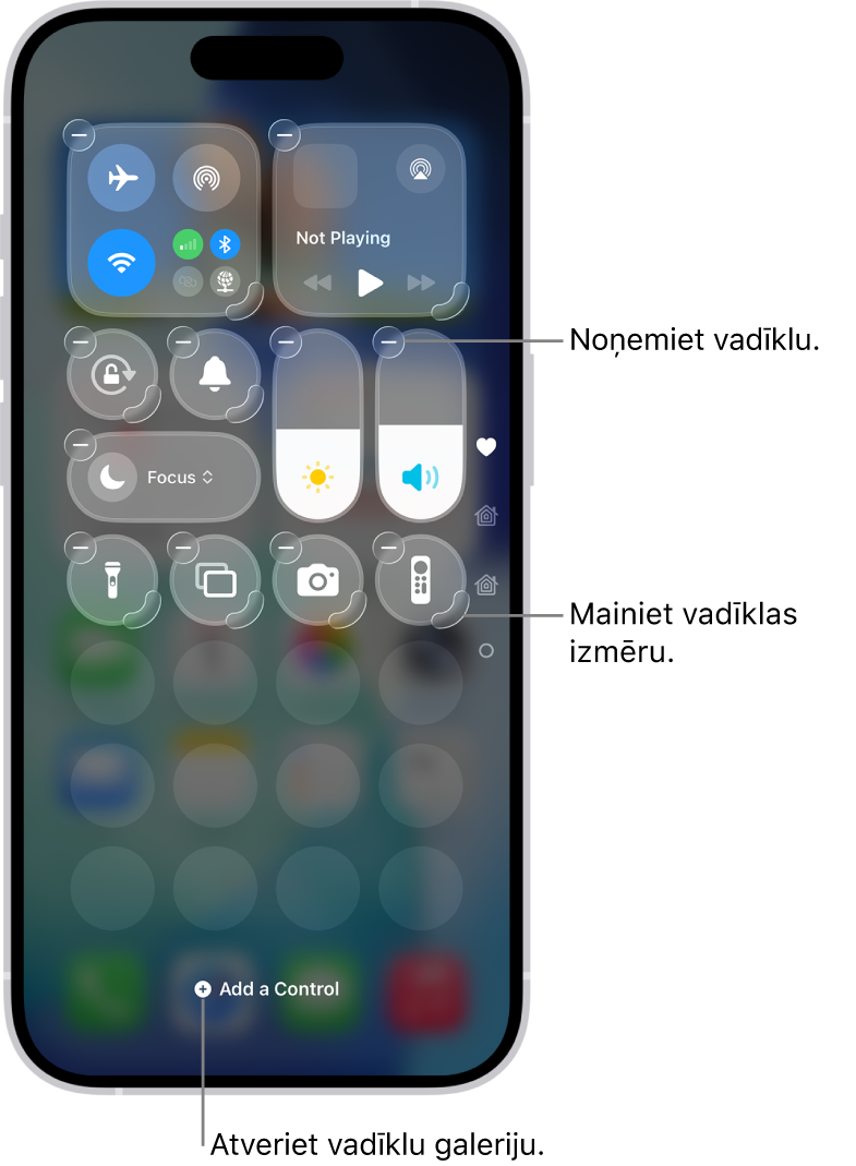 Control Center tiek rediģēts ar pogu Remove un lieluma maiņas turi katrā vadīklā.