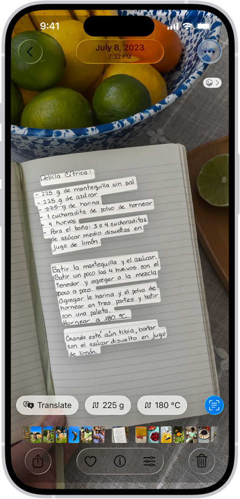 Er is een foto van een recept in het Spaans te zien. De tekst in de foto is gemarkeerd. Onder in het scherm staan van links naar rechts de knoppen voor vertalen, grammen omrekenen, graden Celsius omrekenen en tekst detecteren.