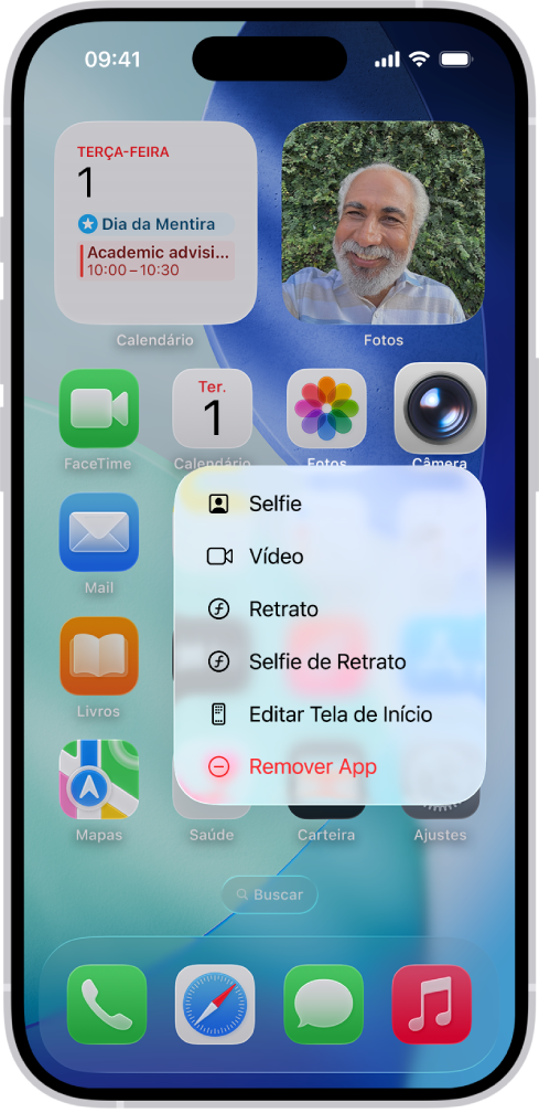 Tela de Início desfocada, com o menu de ações rápidas da Câmera abaixo do ícone do app Câmera.