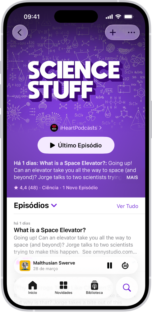 A página de um podcast no app Podcasts mostrando uma lista de episódios. Na parte superior da tela estão os botões Voltar, Seguir e Mais. Perto da parte inferior da tela está o Minirreprodutor. Abaixo, estão os botões Início, Novo, Biblioteca e Buscar.