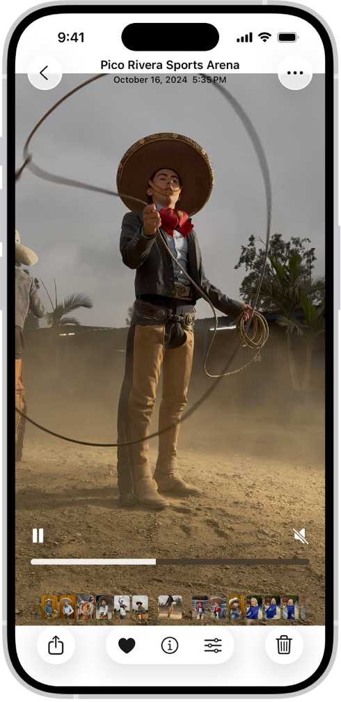 ప్లే/పాజ్ బటన్, ప్రోగ్రెస్ బార్తో సహా దిగువన వరుసగా మ్యూట్/వాల్యూమ్ బటన్తో తెరిచి ఉన్న వీడియో. బ్రౌజింగ్కు తిరిగి వెళ్లడానికి ఎగువ ఎడమవైపు ‘వెనుకకు’ బటన్ ఉంటుంది.