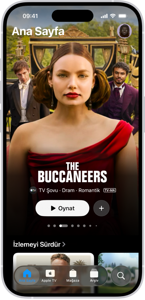 Ortada, İzlemeyi Sürdür satırının üst tarafında öne çıkan bir Apple Original’ı gösteren Ana Sayfa sekmesi. En altta, soldan sağa doğru Ana Sayfa, Apple TV, Mağaza, Arşiv ve Ara sekmeleri var.