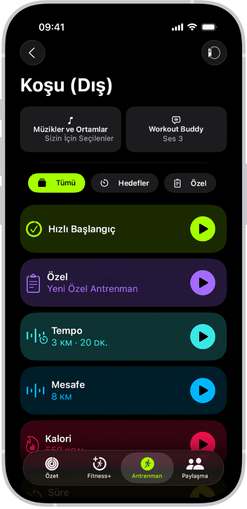 Fitness’ın Antrenman ekranında bir Koşu (Dış) antrenmanının ayrıntıları gösteriliyor. Koşu (Dış) başlığının altında ortam seçme ve Workout Buddy’yi ayarlama seçenekleri var. Ortada, yukarıdan aşağıya antrenman, özel antrenman, tempo antrenmanı ile mesafe ve kalori hedefli antrenman başlatma seçenekleri var.