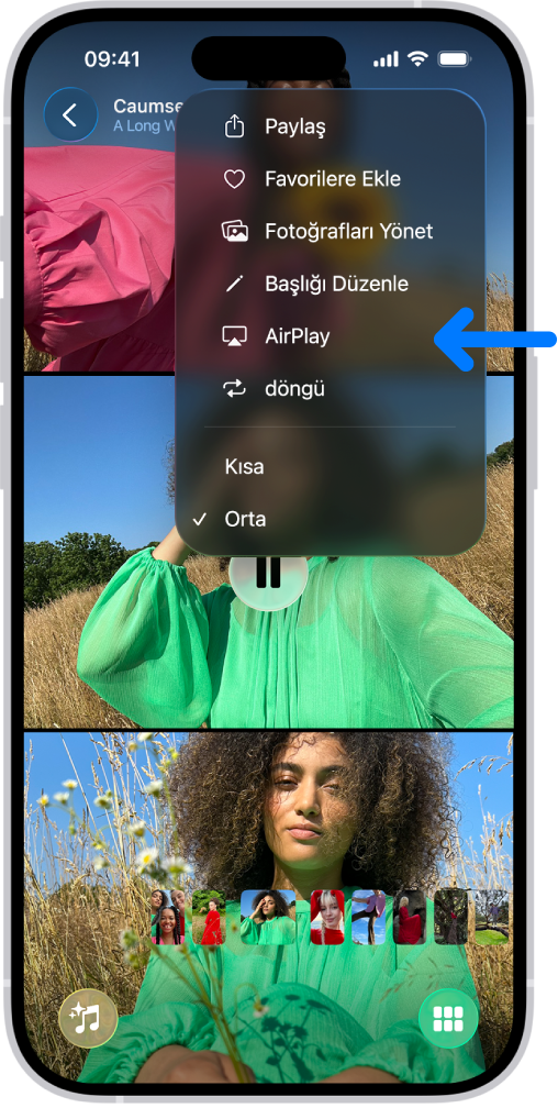 Fotoğraflar uygulamasındaki bir slayt sunusu iPhone’da oynatılıyor. Ekranın sağ üst tarafında AirPlay’i seçme seçeneği ile birlikte açılır bir menü var.