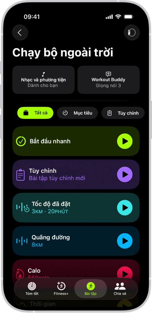Màn hình Bài tập thể dục đang hiển thị chi tiết cho bài tập Chạy bộ ngoài trời. Bên dưới Chạy bộ ngoài trời là các tùy chọn cho phương tiện và thiết lập Workout Buddy. Ở trung tâm, từ trên xuống dưới là các tùy chọn để bắt đầu bài tập, bài tập tùy chỉnh, bài tập định tốc độ cùng với bài tập cho các mục tiêu về quãng đường và lượng calo.