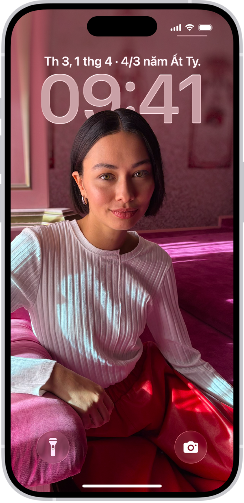 Màn hình khóa iPhone với một ảnh cá nhân được đặt làm hình ảnh nền.