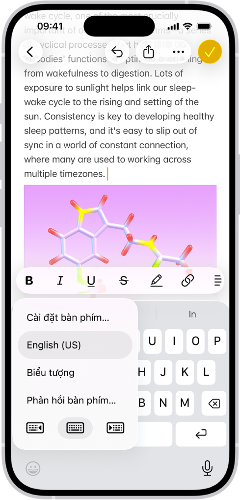 Menu Cài đặt bàn phím được mở và hiển thị ba tùy chọn: Tiếng Anh (Mỹ), Biểu tượng và Phản hồi bàn phím. Ở cuối menu, từ trái sang phải là các nút cho bố cục thuận tay trái, bố cục mặc định và bố cục thuận tay phải. Nút bố cục mặc định được chọn.