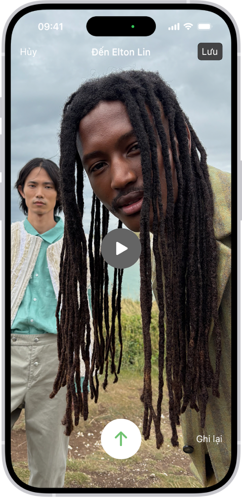 Màn hình để gửi tin nhắn video đã quay cho người đã bỏ lỡ cuộc gọi của bạn. Ở trên cùng bên trái là nút Hủy. Ở trên cùng bên trái là nút Lưu để lưu tin nhắn video của bạn vào Ảnh. Ở giữa màn hình là nút Phát cho phép bạn xem trước tin nhắn video trước khi gửi. Ở dưới cùng là nút Gửi và nút Chụp lại.