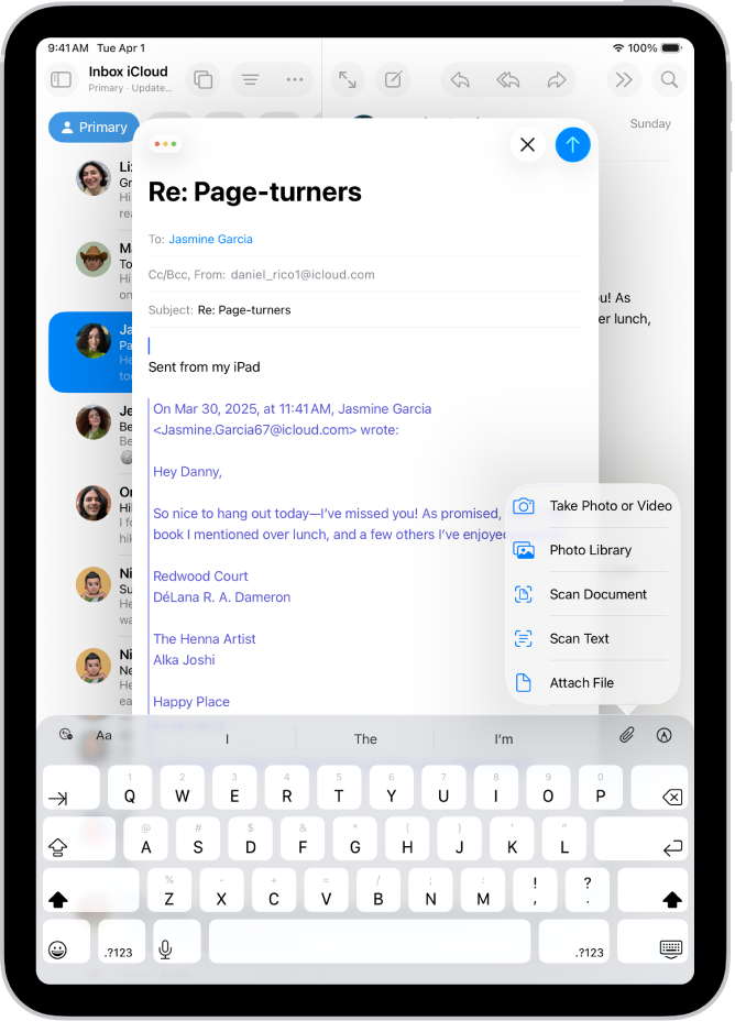 Rozepsaný koncept e-mailu s volbami příloh nad klávesnicí