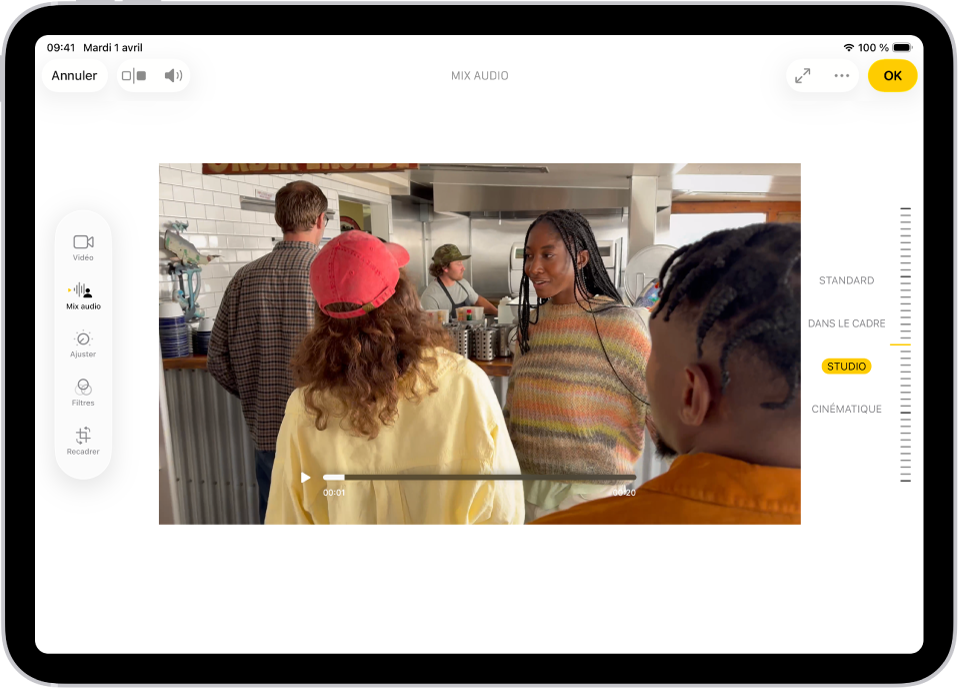 Une vidéo est ouverte dans l’app Photos. Sur le côté gauche de l’écran se trouvent les boutons de modification Vidéo, « Mix audio », Ajuster, Filtres et Recadrer. L’option « Mix audio » est sélectionnée. Sur le côté droit de l’écran se trouvent des boutons permettant d’ajuster les options audio : Standard, « Dans le cadre », Studio et Cinématique. L’option Studio est sélectionnée.