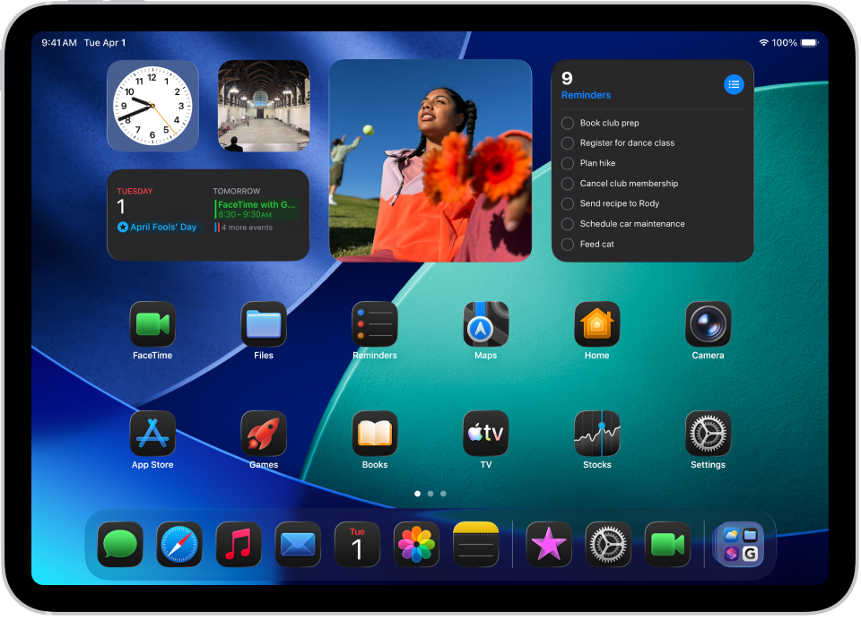 ડાર્ક મોડ ચાલુ હોય તેવી iPad હોમ સ્ક્રીન