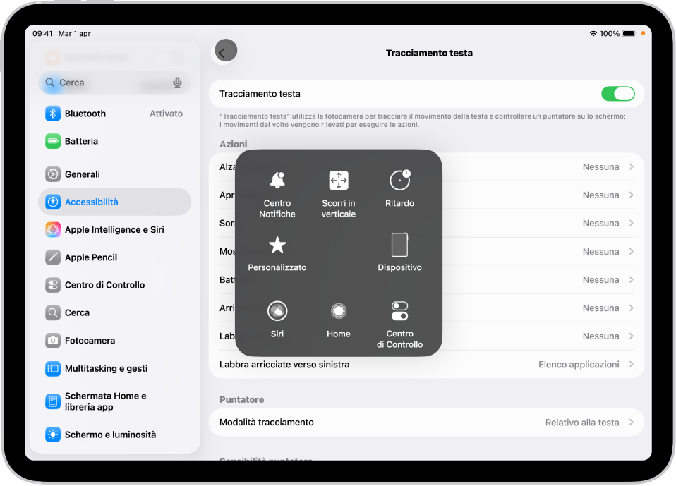 iPad con la funzionalità di tracciamento della testa attiva. Il menu di AssistiveTouch mostra i controlli per Centro Notifiche, Scorri, Ritardo, Dispositivo, Centro di Controllo, Home, Siri e l’opzione Personalizzati.