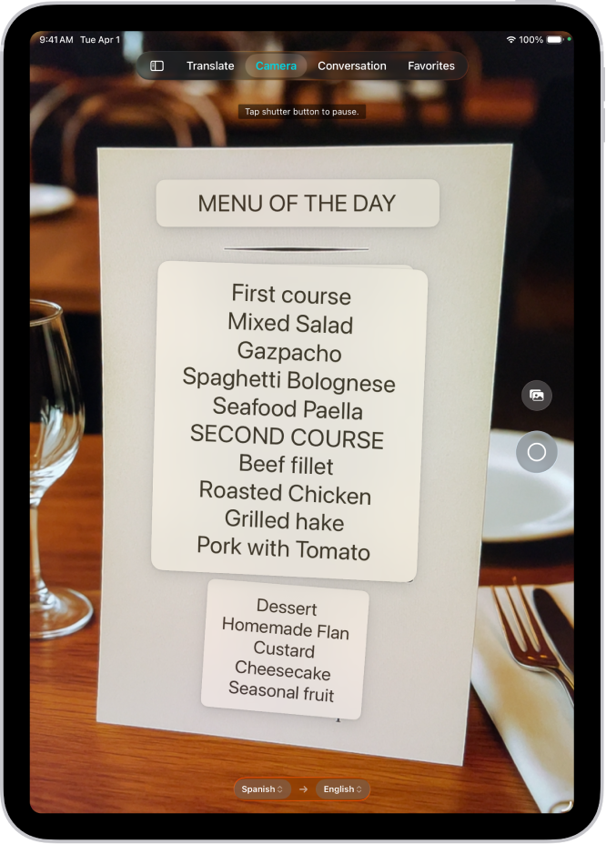 Kamera-skjermen viser en restaurantmeny der teksten er oversatt fra spansk til engelsk.