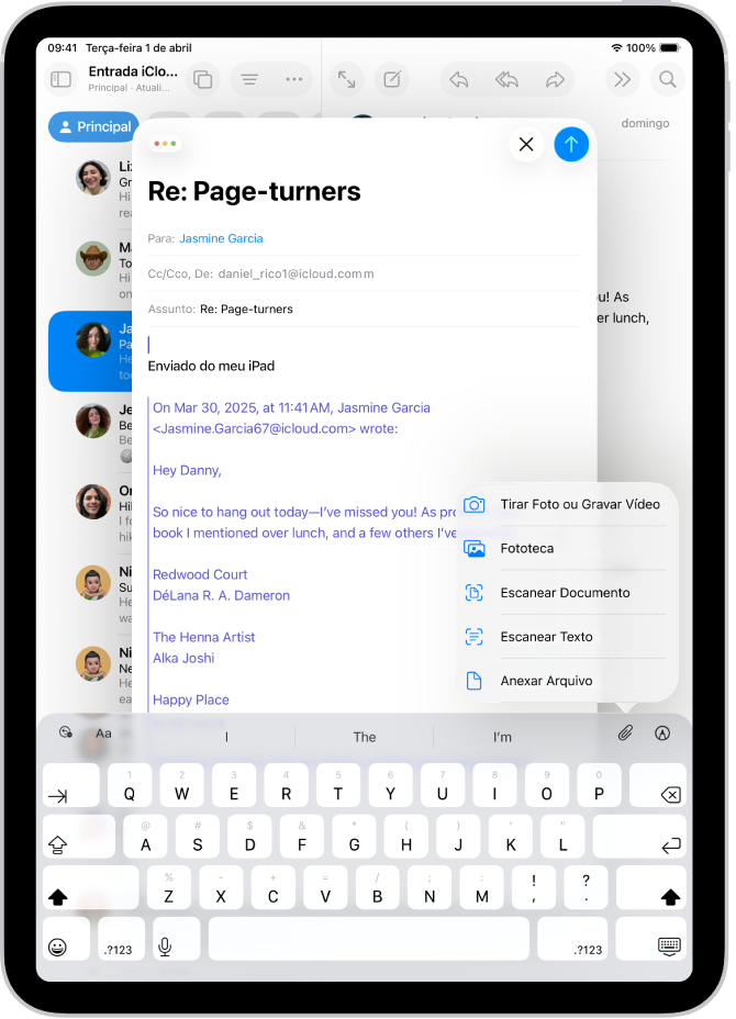 Rascunho de um e‑mail sendo redigido com as opções de anexos acima do teclado.