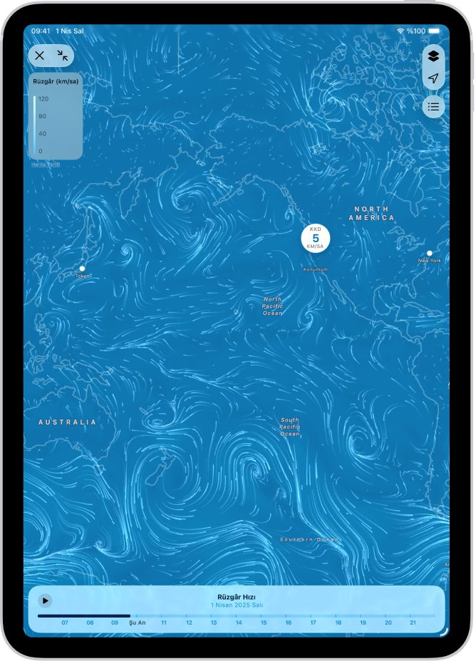 Okyanusun rüzgâr haritası iPad ekranını dolduruyor. Tam Ekran Haritayı Aç ve Rüzgâr Haritası Katmanı Ölçeği sol üst köşede. Sağ üst köşede yukarıdan aşağıya Menü Katmanı, Şu Anki Konum ve Favori Konumlar düğmeleri var. En altta zaman ekseni var.