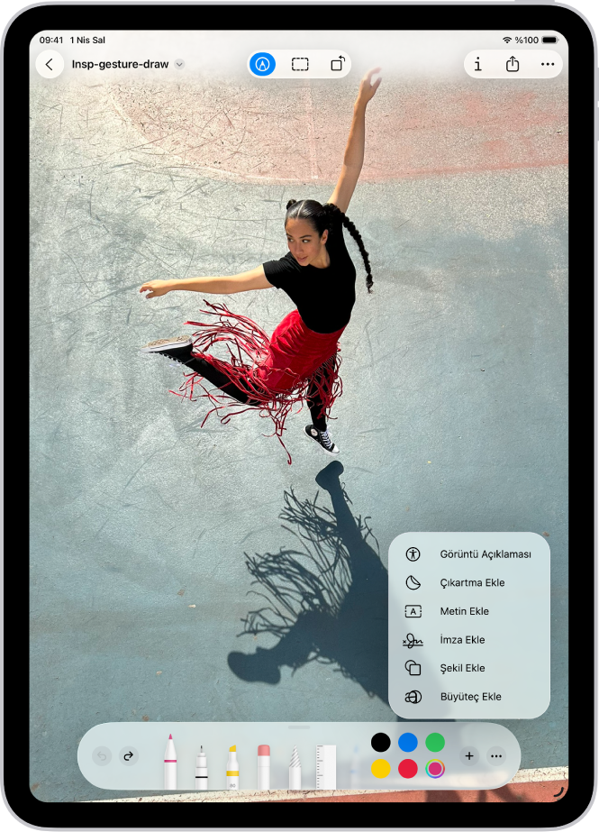 Notlar uygulamasında bir notun en altında İşaretle araç çubuğu açık ve ekranın sağ alt köşesinde Ekle düğmesi seçili. Ekle menüsünde şu seçenekler var: Çıkartma Ekle, Metin Ekle, İmza Ekle ve Şekil Ekle.