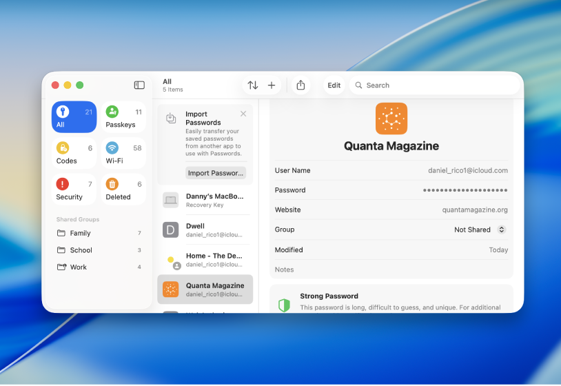 L’app Mots de passe avec une liste de comptes. La barre latérale présente sept alertes de sécurité. À droite, le compte sélectionné s’accompagne d’un message indiquant qu’il utilise un mot de passe robuste.