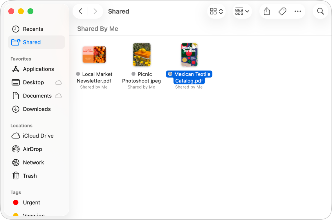 Tetingkap Finder menunjukkan folder Dikongsi dipilih dalam bar sisi dan item di sebelah kanan dikongsi oleh pengguna semasa.