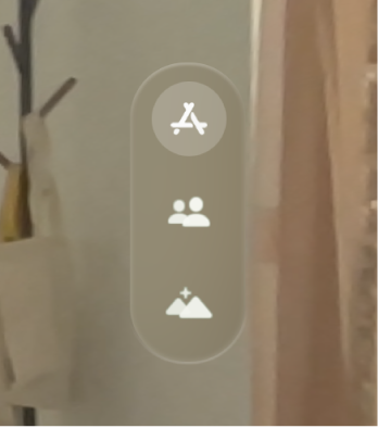 عرض الشاشة الرئيسية في visionOS ويظهر به شريط علامات التبويب على يمين أيقونات التطبيقات.