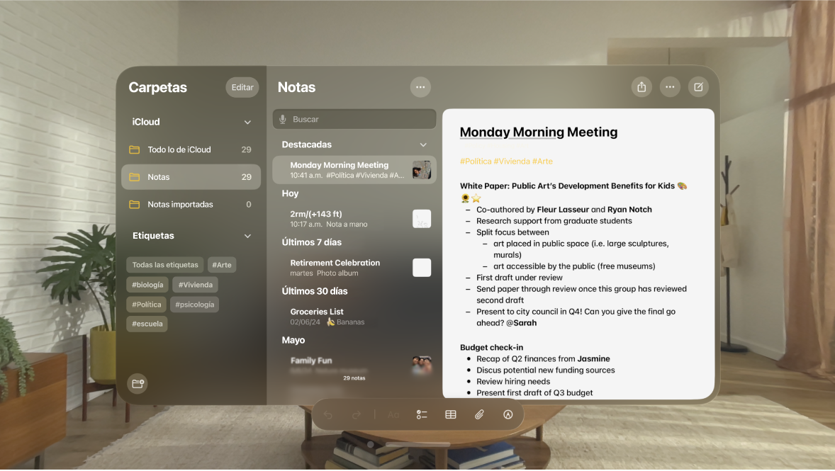 La app Notas en el Apple Vision Pro mostrando una nota destacada en la parte superior, unas etiquetas en la barra lateral y etiquetas en la nota abierta.
