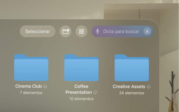 La app Archivos en el Apple Vision Pro mostrando el campo de búsqueda resaltado mientras el Dictado está activo.