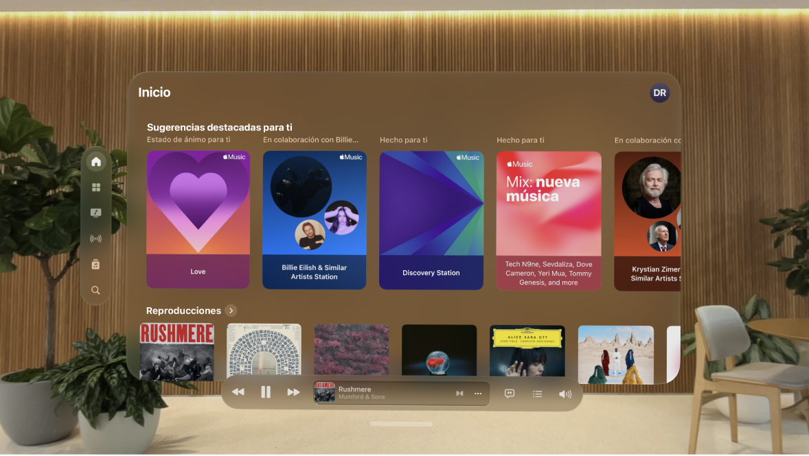 Una ventana de la app Música en el Apple Vision Pro mostrando los controles del reproductor en la parte inferior de la ventana.