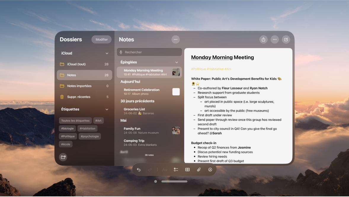 Vue d’un utilisateur sur l’Apple Vision Pro. La fenêtre d’une app est visible, et un environnement s’affiche en arrière-plan.